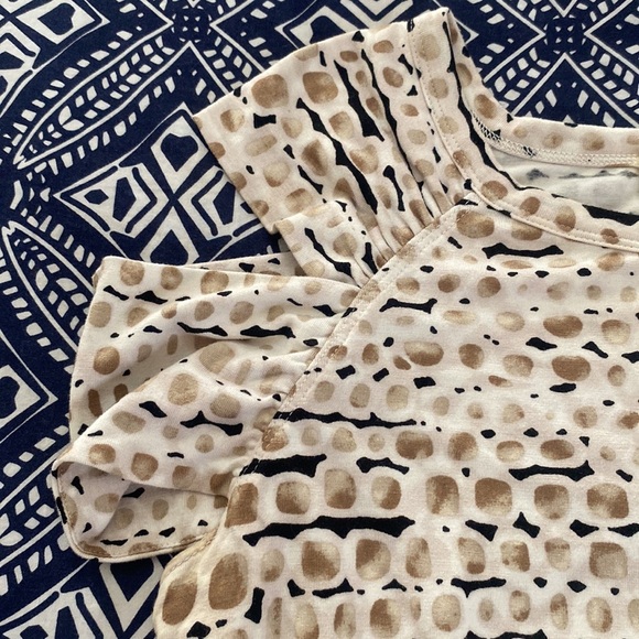 ST. John geometric split sleeve shirt sleeve white, tan, black blouse - Picture 5 of 7